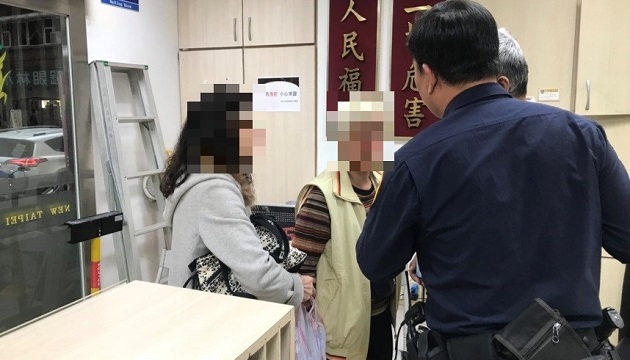 迷途翁天冷發抖尋無厝 土城警奉熱茶解心防找到家人