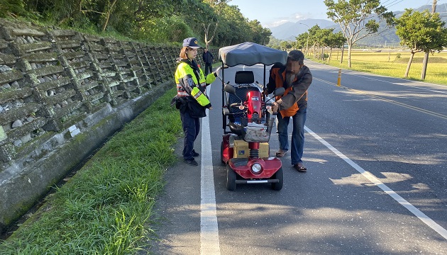 長者代步車拋錨，波麗士神救援解難題 | 文章內置圖片