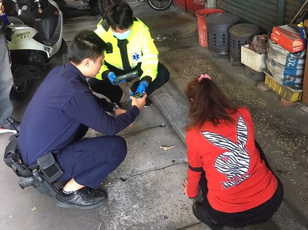 醉妇不胜酒力跌坐路边 三重暖警护送返家 | 文章内置图片