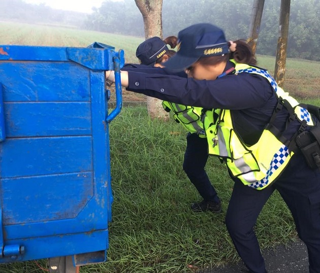 大霧中長者貨車拋錨，巾幗不讓鬚眉女警推車解危機 | 文章內置圖片