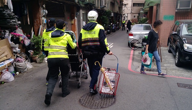 天冷老婦跌坐地 三重警急救援