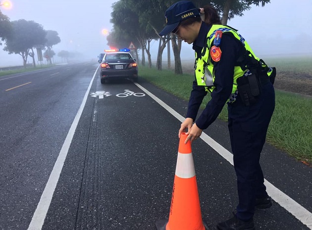 大霧中長者貨車拋錨，巾幗不讓鬚眉女警推車解危機 | 文章內置圖片