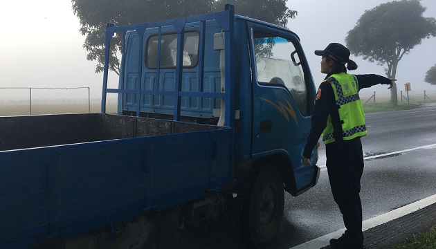 大霧中長者貨車拋錨，巾幗不讓鬚眉女警推車解危機 | 文章內置圖片