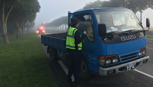 大霧中長者貨車拋錨，巾幗不讓鬚眉女警推車解危機