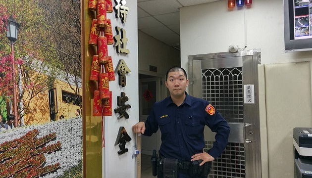 迷途車友累又渴 北投暖警伸援手 | 文章內置圖片