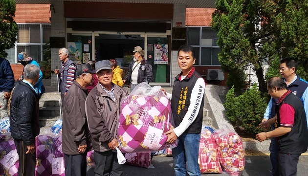 妈祖宫及慈善协会结合玉警捐赠棉被关怀弱势家庭 | 文章内置图片