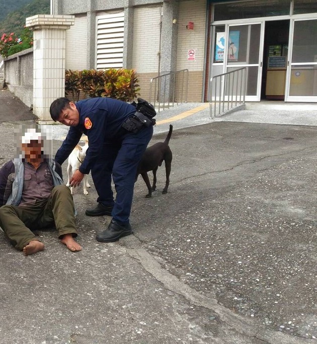 部落長者身體不適路倒 暖警發現熱心攙扶助返家 | 文章內置圖片