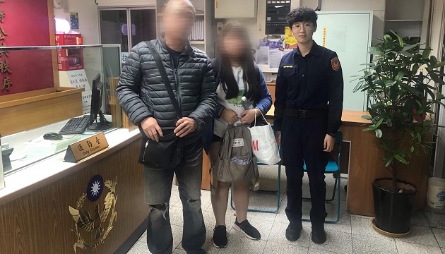 與母爭吵少女想不開 女警溫情陪伴助返家