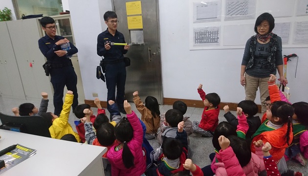 新店警辦幼童參訪活動 童親送卡片警暖心