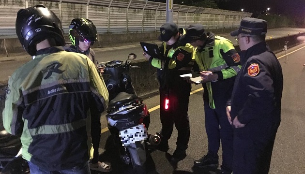 新店警、監理所不畏風雨聯合稽查 共阻違規改裝車 | 文章內置圖片