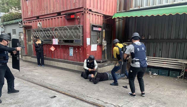 「不要动！警察！」三峡警防抢演练迅速压制 民众直唿好逼真