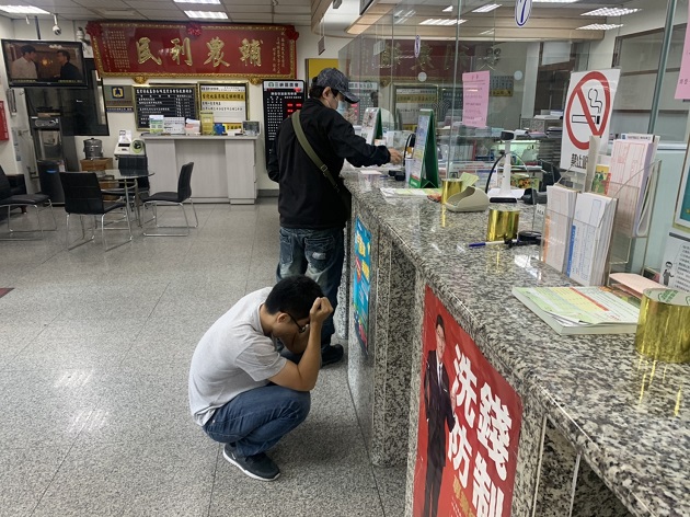 「不要動！警察！」三峽警防搶演練迅速壓制 民眾直呼好逼真 | 文章內置圖片