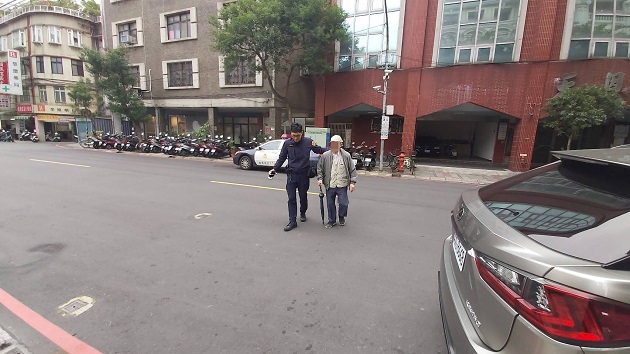 9旬翁吃午餐后忘记回家路 暖警助返家 | 文章内置图片