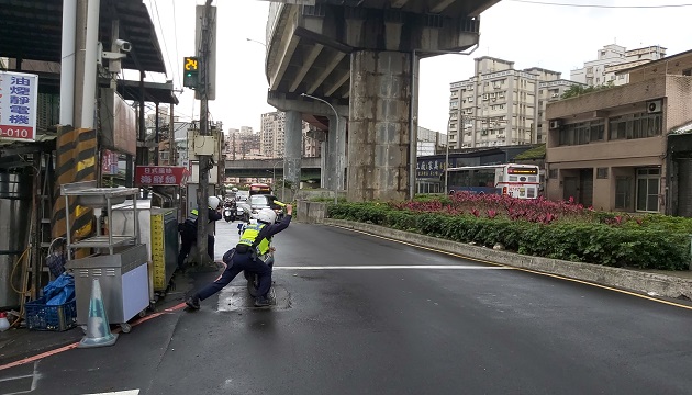 汐止警保治安 防搶、攔截圍捕演練超逼真 | 文章內置圖片