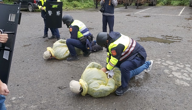 汐止警保治安 防搶、攔截圍捕演練超逼真 | 文章內置圖片