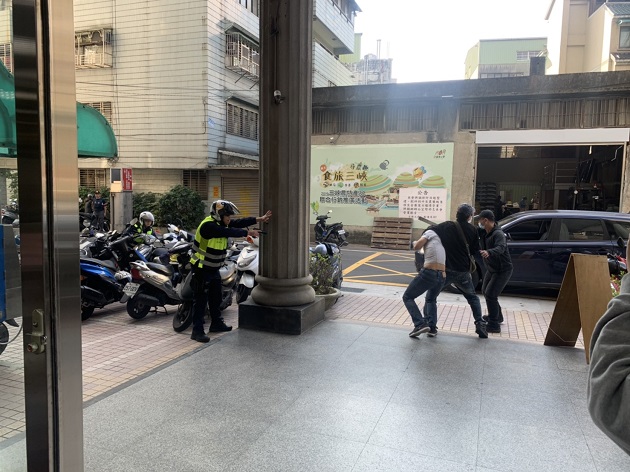 「不要动！警察！」三峡警防抢演练迅速压制 民众直唿好逼真 | 文章内置图片