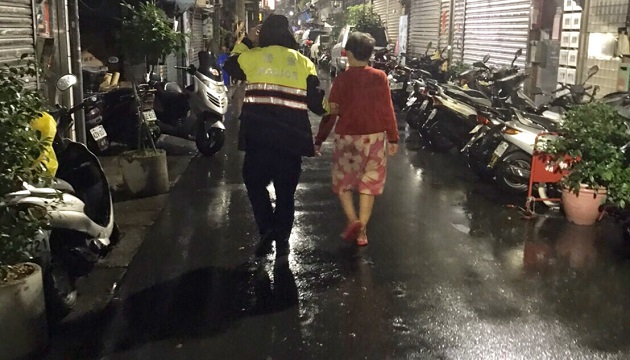 天冷老婦迷途警尋路 人臉辨識建功助返家