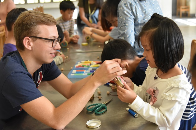 國際學伴相見歡 偏鄉小學生與外籍大學生溫馨互動 | 文章內置圖片