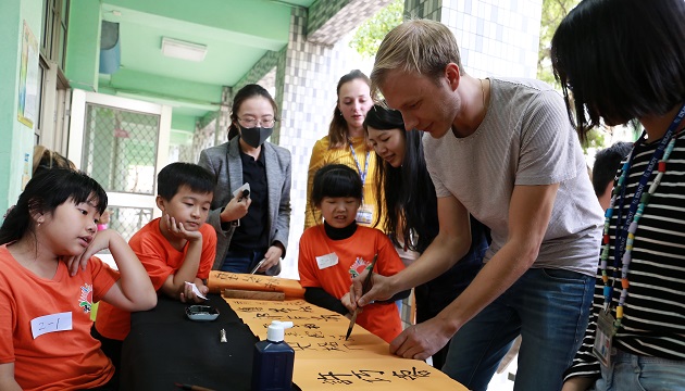 國際學伴相見歡 偏鄉小學生與外籍大學生溫馨互動