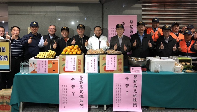 市長偕民力慰勉警維護耶誕城「巨星耶誕演唱會」辛勞