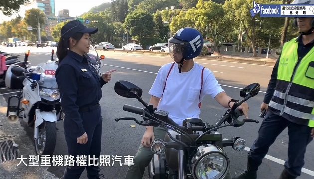 士林分局大型重機出擊 宣導安全暨防禦駕駛觀念 | 文章內置圖片