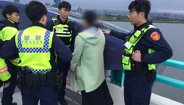 失業女懸空橋面欄杆外 三重警苦口婆心挽回命