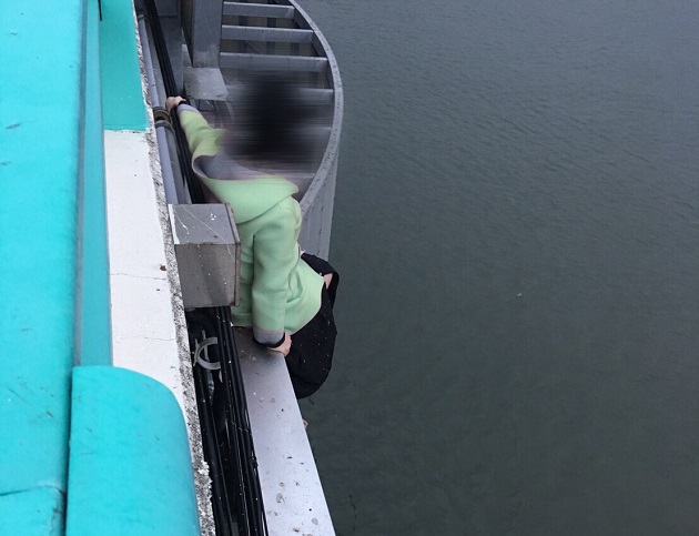 失業女懸空橋面欄杆外 三重警苦口婆心挽回命 | 文章內置圖片