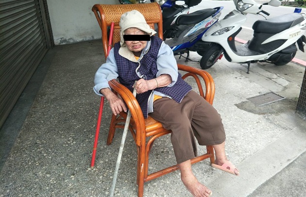 老奶奶行動不便跌坐路旁 暖心警借輪椅護送返家 | 文章內置圖片
