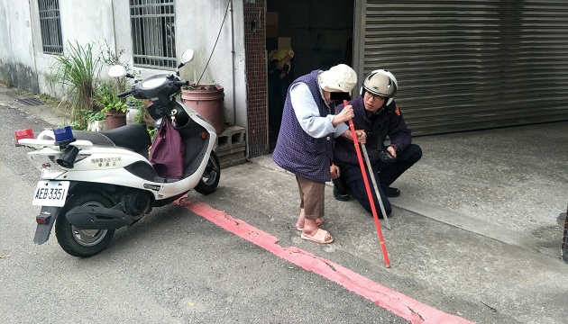 老奶奶行動不便跌坐路旁 暖心警借輪椅護送返家
