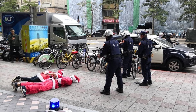 “平安夜不寧靜耶誕老人搶銀行”防搶演練警用心 109年加強重要節日安全維護工作金融機構防搶演練