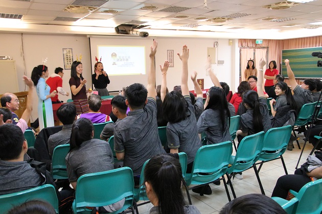 移民官扮麋鹿 祝新住民學子聖誕快樂 | 文章內置圖片