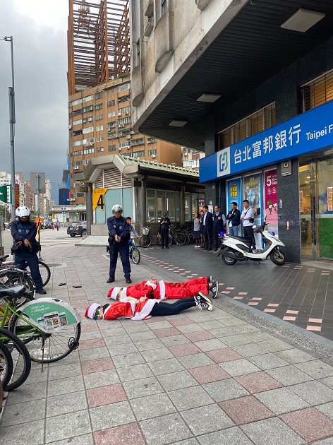 “平安夜不寧靜耶誕老人搶銀行”防搶演練警用心 109年加強重要節日安全維護工作金融機構防搶演練 | 文章內置圖片