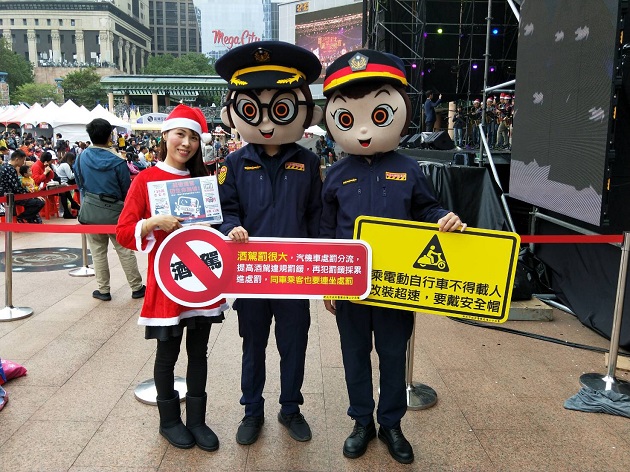 新北耶誕平安活動 海山警化身耶誕姐姐宣導交通新制 | 文章內置圖片