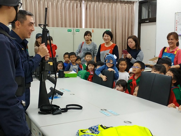 萌娃幼童报佳音，警察叔叔好贴心 | 文章内置图片