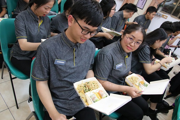 移民官扮麋鹿 祝新住民學子聖誕快樂 | 文章內置圖片