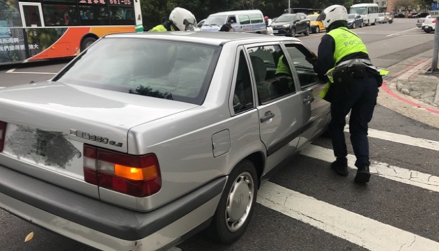 汽車突拋錨路中、女駕駛不知所措、士林警即刻援助