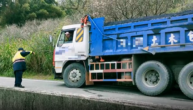 大卡車不慎滑落水溝 玉警熱心伸出援手解危機 | 文章內置圖片