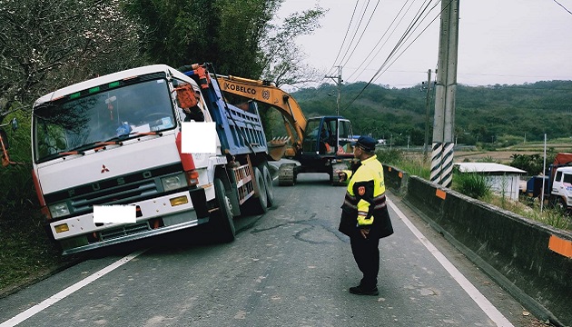 大卡車不慎滑落水溝 玉警熱心伸出援手解危機