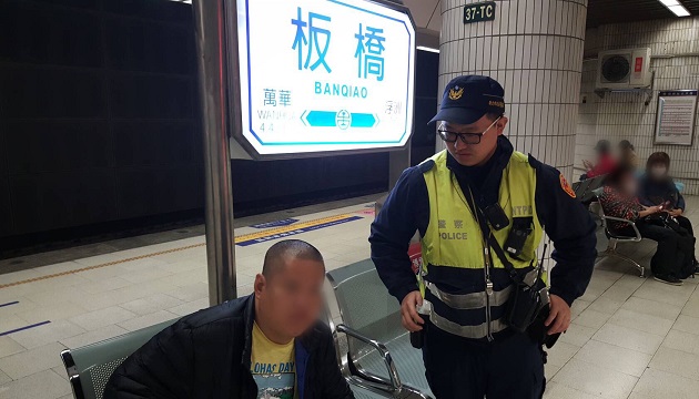 身障男北上求發財金迷途 三重警助返家