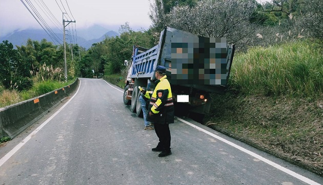 大卡車不慎滑落水溝 玉警熱心伸出援手解危機 | 文章內置圖片