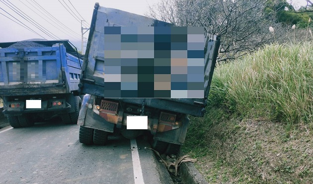 大卡車不慎滑落水溝 玉警熱心伸出援手解危機 | 文章內置圖片