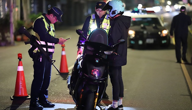 净化选前治安 三峡警闭锁式威力大扫荡展现打击犯罪决心 | 文章内置图片