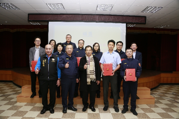 警友会慰劳春节执勤警察同仁 致赠盐灯祈平安