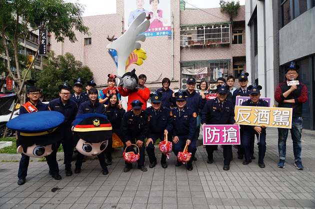 波麗士變身米老鼠踩街遊行 蘆洲警市場直播防搶竊 | 文章內置圖片