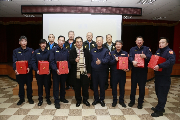 警友会慰劳春节执勤警察同仁 致赠盐灯祈平安 | 文章内置图片