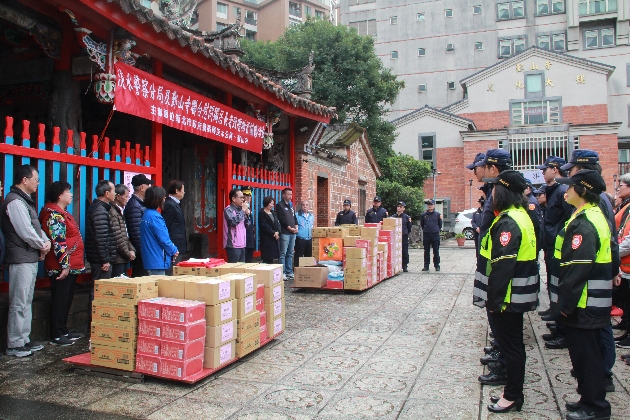 春節關懷弱勢獨居長者 淡水警偕鄞山寺歲末寒冬送暖 | 文章內置圖片