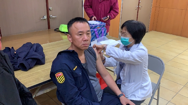 防疫金鐘罩加持!南港警接種流感疫苗 提升春節安全維護力 | 文章內置圖片