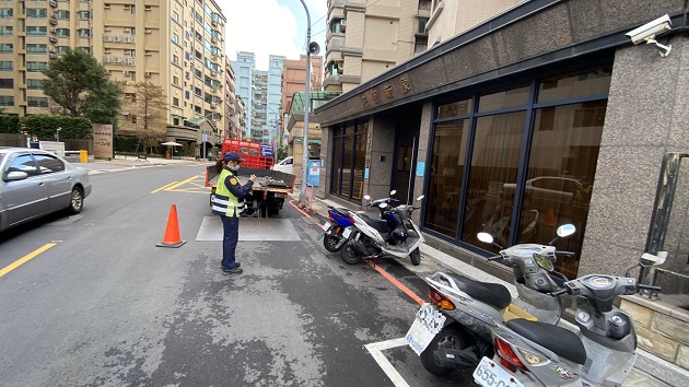 違規停車太危險 蘆洲區民族路上半月加強告發百餘件違規停車