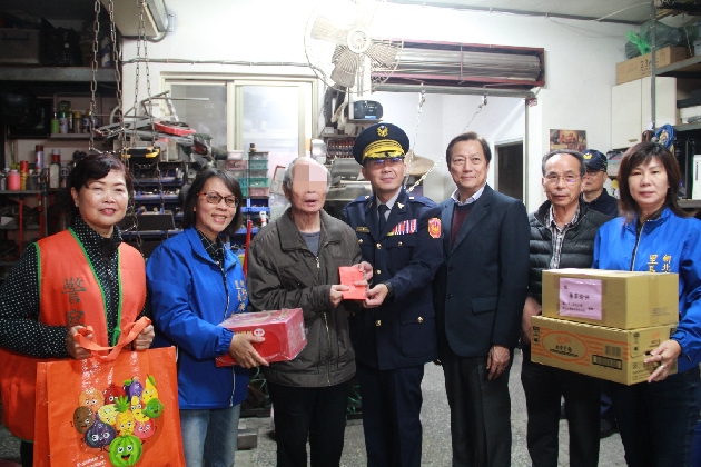 春节关怀弱势独居长者 淡水警偕鄞山寺岁末寒冬送暖 | 文章内置图片