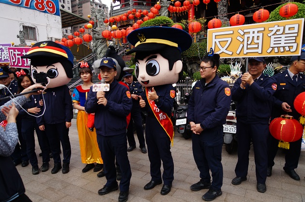 波麗士變身米老鼠踩街遊行 蘆洲警市場直播防搶竊 | 文章內置圖片